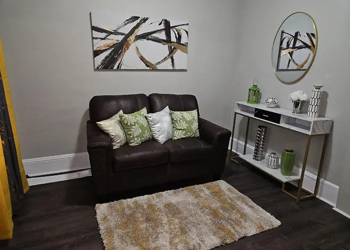 Elegant 4 Bedroom @Cleveland Clinic Area